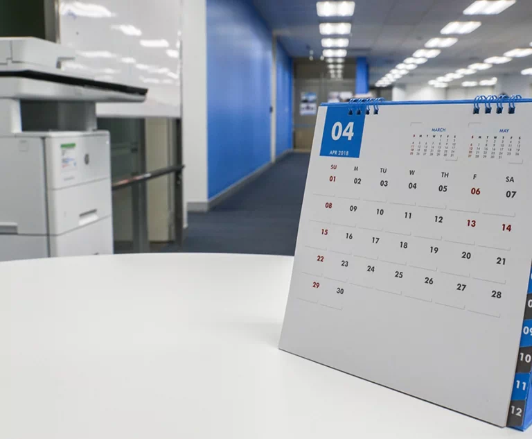 niebieski kalendarz na biurku